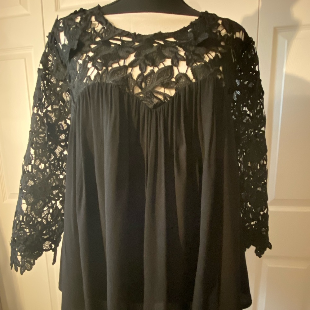 Guest Editor flowy, black floral lace shirt